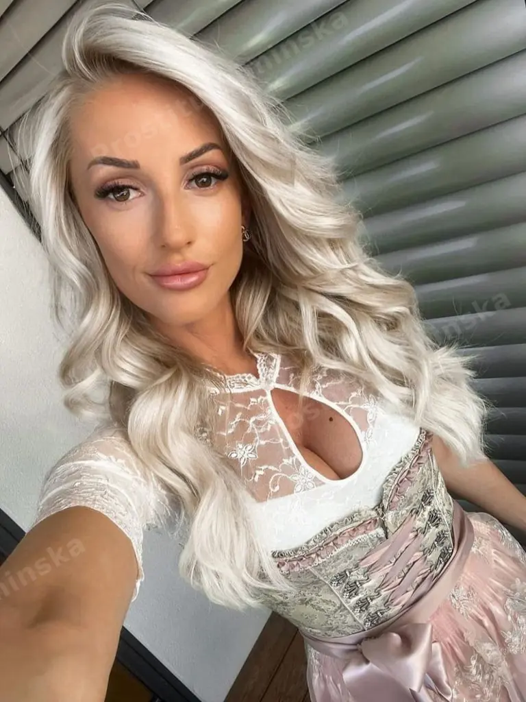 Рената, 26